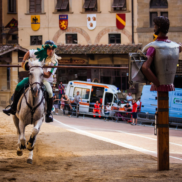 Un cavaliere colpisce il Buratto durante le prove della Giostra (Arezzo 2009)