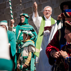 Il sacerdote di Porta Sant'Andrea benedice cavalli e cavalieri (Arezzo 2009)