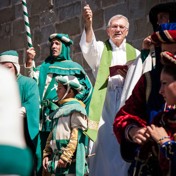 Il sacerdote di Porta Sant'Andrea benedice cavalli e cavalieri (Arezzo 2009)