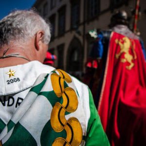 Un quartierista con ricamati gli anni delle ultime vittorie di Porta Sant'Andrea (Arezzo 2009)