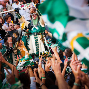 Il capitano del quartiere di Porta Sant'Andrea, vincitore di questa edizione, alza la lancia d'oro, premio per la vittoria (Arezzo 2009)
