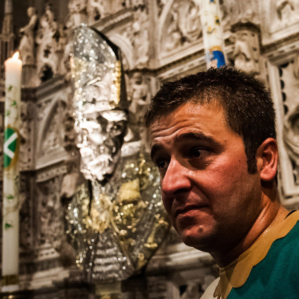 Uno dei due cavalieri vincitori all'interno della cattedrale, sulla sinistra l'unica candela accesa è quella di Porta Sant'Andrea, simbolo della vittoria (Arezzo 2009)