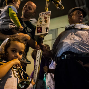 Quattro generazioni unite dalla passione per la Giostra durante i festeggiamenti per la vittoria (Arezzo 2009)