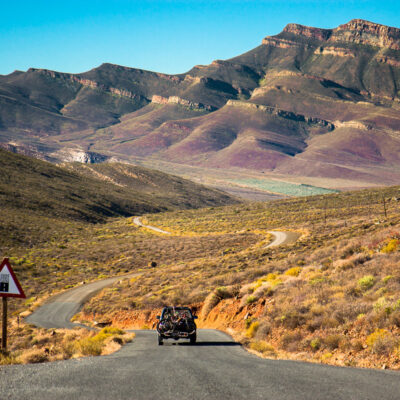 Un fuoristrada si avventura nella serpeggiante strada sterrata che passa attraverso le spettacolari montagne del Cederberg (Sudafrica 2009)