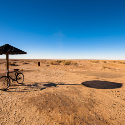Il sole disegna ombre nette nella zona desertica di Verneukpan, un lago salato che si estende per chilometri con un dislivello massimo di circa 4 cm (Sudafrica 2009)