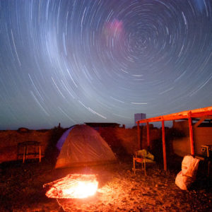 Il movimento del cielo stellato ottenuto con una lunga esposizione puntando la fotocamera verso la Croce del Sud (Verneukpan, Sudafrica 2009)