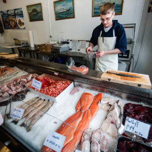 Il banco di una pescheria esibisce salmone, gamberetti e bistecche di balena (Tromsø, Norvegia 2009)