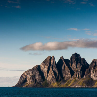 'The devil's row of teeth', forse la più spettacolare tra le singolari formazioni rocciose di Steinfjord (Isola di Senja, Norvegia 2009)