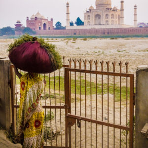 Una donna rientra al tramonto alle spalle del Taj Mahal (Agra, India 2012)
