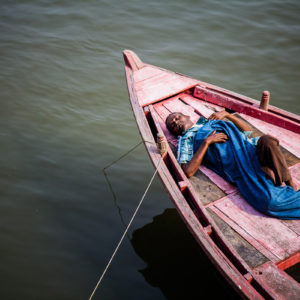 Un barcaiolo si riposa sulla sua barca a Varanasi (India 2012)