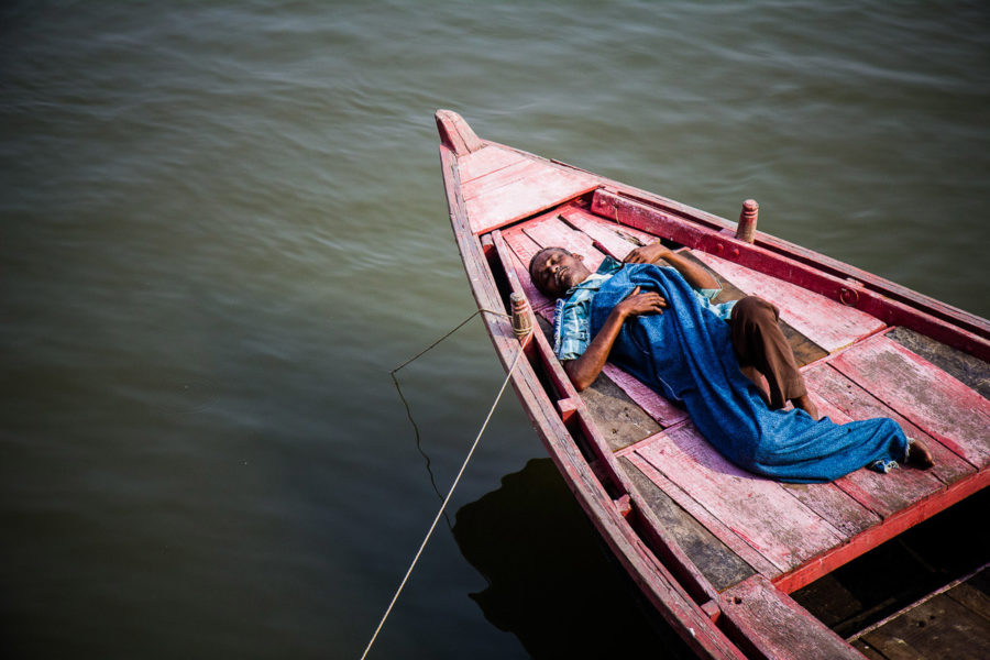 Un barcaiolo si riposa sulla sua barca a Varanasi (India 2012)