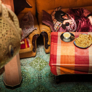 Una donna si riposa dopo uno spuntino all'interno di un riad (Marrakesh, Marocco, 2010)