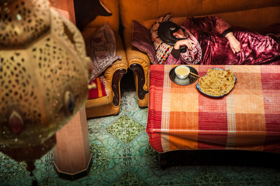 Una donna si riposa dopo uno spuntino all'interno di un riad (Marrakesh, Marocco, 2010)