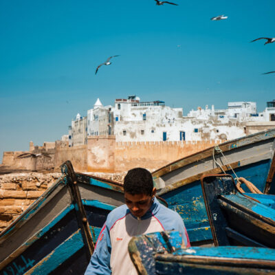 Un giovane vicino alle mura della città vecchia di Essaouira (Marocco, 2010)