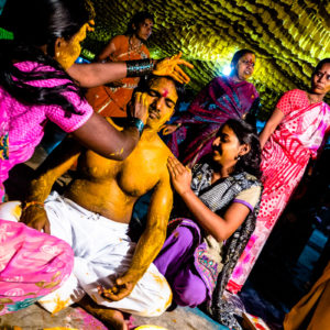 Lo sposo durante una cerimonia la sera prima del matrimonio (India 2015)