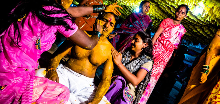 Lo sposo durante una cerimonia la sera prima del matrimonio (India 2015)