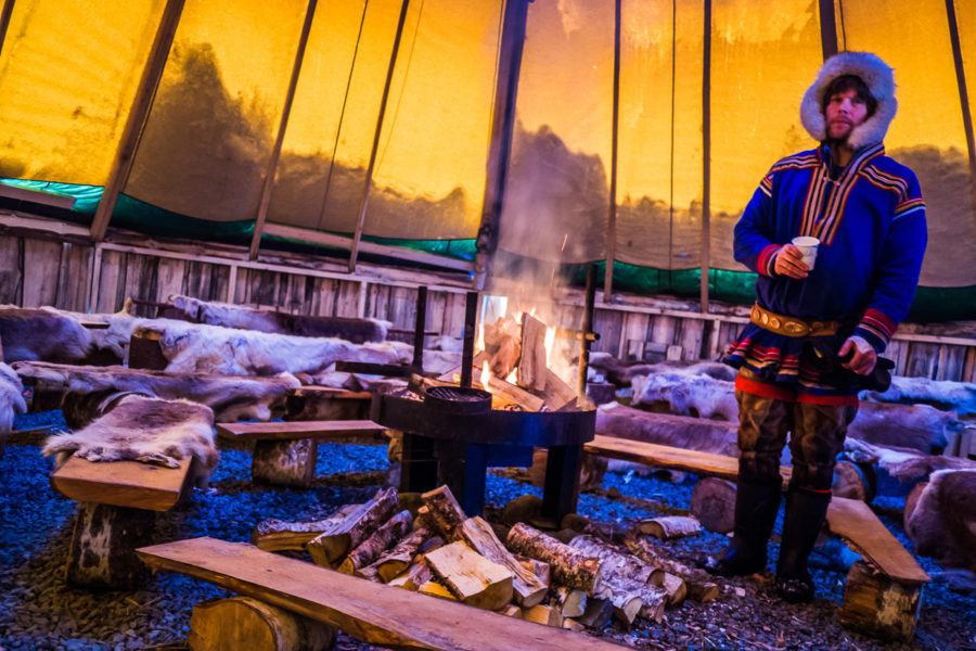 Un pastore di renne dentro ad una tenda Sami (Tromso, Norvegia 2017)