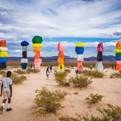 Le "Seven magic mountains", opera di Ugo Rondinone, vicino Las Vegas (USA 2019)